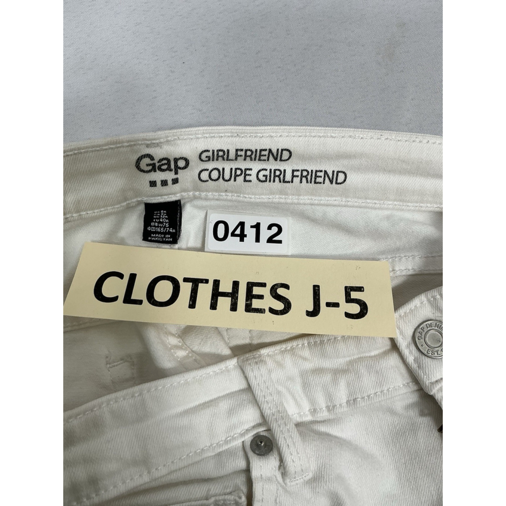 Woman’s Excellent Condition Gap Girlfriend White Jeans Size 8 R - Picture 3 of 6
